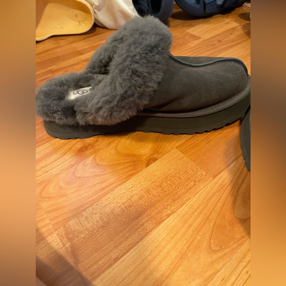Uggs - Picture 4 of 4